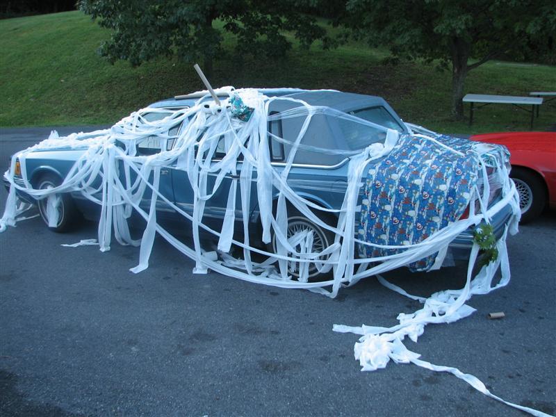 IMG_0496.JPG - For Sunday morning, it’s a little traditional creative decorating of “Mr. Stankus’ car”.  Nicely done!  By whom?